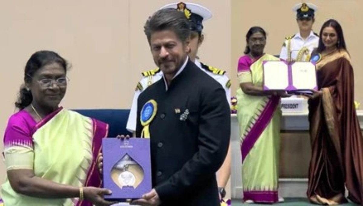 रानी मुखर्जी ने शाहरुख खान को पहनाया National Film Award मेडल, फैंस बोले "यही है असली दोस्ती"