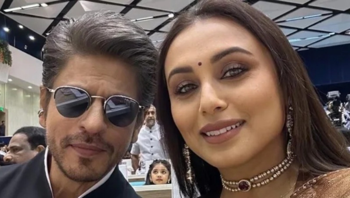रानी मुखर्जी ने शाहरुख खान को पहनाया National Film Award मेडल, फैंस बोले "यही है असली दोस्ती"